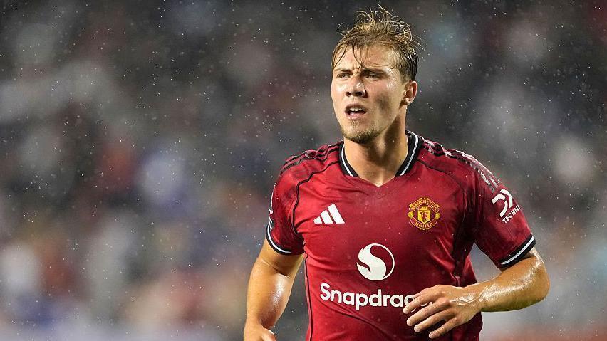 罗马诺：霍伊伦并非不愿离队，但他不想只是被外租一年