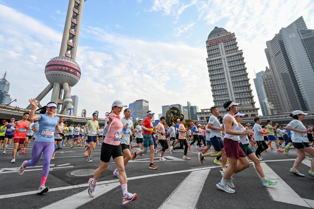 yl23455永利平台-深一度|从“卷”到“暖”,上海半马这样跑过十年