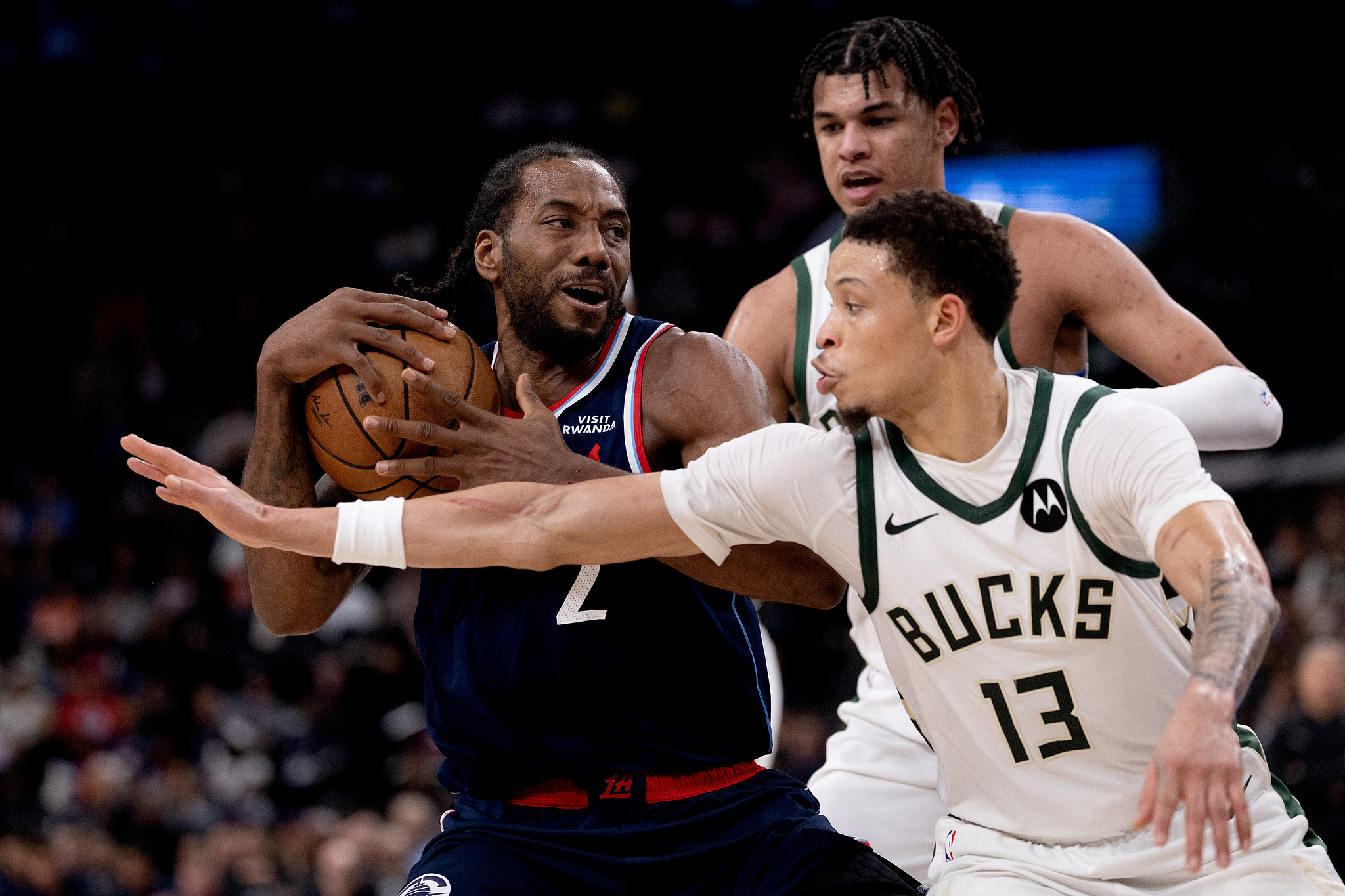 yl23455永利最新网址-莱昂纳德28+5加兰15+6 快船轻取雄鹿两连胜